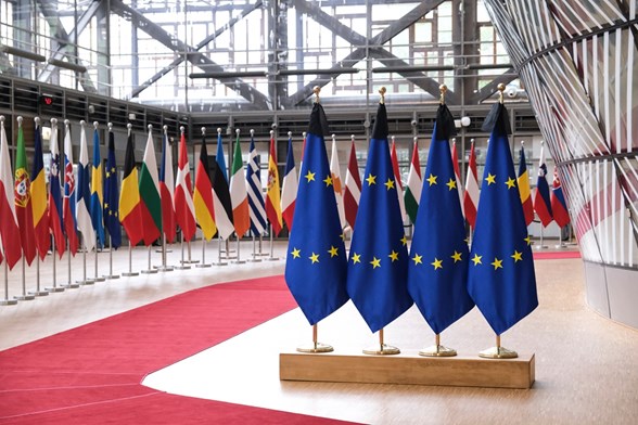 EU, EU-s zászlók, uniós források, kormány, helyreállítási terv
