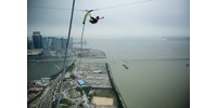 Meghalt bungee jumpingolás közben egy turista, amikor leugrott a világ legmagasabb tornyáról