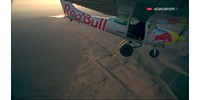  Videó: A levegőben, zuhanás közben próbált repülőgépet cserélni a Red Bull két pilótája  