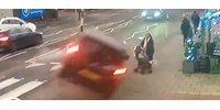Centiken múlt egy babakocsit toló anyuka és gyermeke élete, akik előtt felborult egy autó - videó