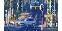  Piktogramokat fest az utakra a MÁV, annyira sokan nem veszik észre a telefon babrálása közben, hogy jön a vonat  
