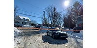 Két gyerek meghalt, amikor egy busz egy napközi épületének hajtott Kanadában  
