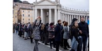  Tömegek sietnek búcsút venni az elhunyt pápától  