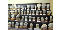  Van egy múzeum, ahol minden kőbe mintha emberi arcok lennének belevésve  