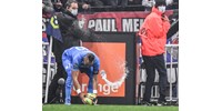  Fejbedobták a szurkolók az egyik játékost, félbeszakadt a Lyon-Marseille labdarúgómérkőzés  