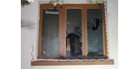  Molotov-koktéllal támadt egy csörögi férfi a házra, ahol a saját gyereke aludt   