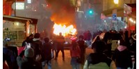 Megtámadott és felgyújtott a tömeg egy robotaxit San Franciscóban
