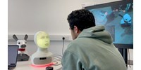 Kissé szokatlan, de nem csak beszél, hanem még arckifejezésekkel is reagál ez az új robot-recepciós – videó