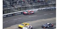  Videó: Olyan trükköt vetett be egy autóversenyző a Nascar-futamon, amit csak videójátékokban látni  