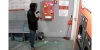  Fejszével akarta feltörni egy mosoda fizetőautomatáját, keresik a budapesti rendőrök  