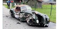  A telefonját nézte egy magyar nő, amikor nekihajtott egy 76 éves oldtimer Jaguárnak Ausztriában  