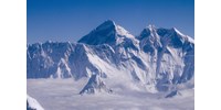  8800 méter magasra másztak a kínai tudósok, hogy mérni tudják az időjárást a Mount Everesten  