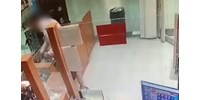  Besétált egy óbudai zálogfiókba egy férfi és egy kalapáccsal kirabolta - videó  