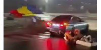 Autó után kötött koporsóval drifteltek egy körfogalomban – videó