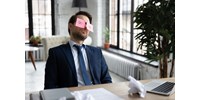Szundikálás a munkahelyen? A munkavállalónak is jó és a cégnek is