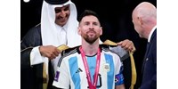  Egykori világklasszisok akadtak ki azon, hogy a katariak palástot adtak Messire a vb-díjátadón  