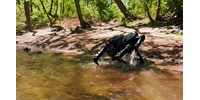  „Farkat” kapott az amerikai hadsereg robotkutyája, egyből megtanult úszni – videó  