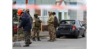  Orosz kormányzó: A helyiek a kártérítésre pályáznak és ezért hagyják kitéve a régi autóikat az ukrán tüzérség támadásának  