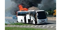  Kigyulladt és teljesen kiégett egy Volánbusz az M3-ason, egy sávot lezártak - fotók  