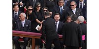  XIV. Leó pápa beiktatásán fogott kezet Volodimir Zelenszkij és J. D. Vance  