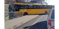  Rosszul lett a sofőr, letért a busz egy hídról Győrben  