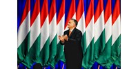  Orbán évértékelő: színpadon a fáradt tévés prédikátorba oltott Kádár János  
