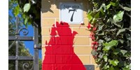  Vörös festékkel öntötték le a Szuverenitásvédelmi Hivatal villáját a Momentum képviselői  