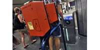  Megy a kukába: lebontják a Deák téri metrónál az e-jegyes beléptetőkapukat  