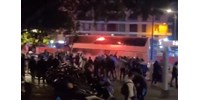  Súlyosan megsérült a Lyon edzője, amikor Marseille-ultrák támadták meg a buszukat  