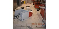 Poroltóval vert szét egy élelmiszerüzletet egy férfi Tatabányán – fotók