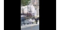  Belehajtott egy autó a Downing Street kapujába  
