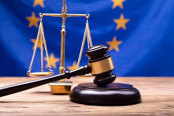 EUB, Európai Unió Bírósága, Court of Justice of the European Union, EU, bírói kalapács, EU-zászló, mérleg, euró, deviza, devizahitel