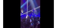  Lézerfény tette tönkre egy telefon kameráját egy koncerten – videó  