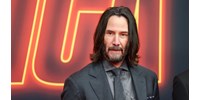 Keanu Reeves kisodródott a versenypályáról, de azt is szemrebbenés nélkül megoldotta (videóval)