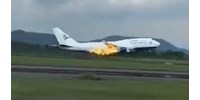  Felszállás közben, 468 emberrel a fedélzetén gyulladt ki egy Boeing hajtóműve – videó  