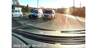 Dupla záróvonalon előzött a dobozos Ford, a szemből érkezőre bízta, hogy megússzák a karambolt – videó