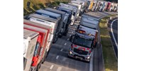  Lépett a rendőrség a Magyarország felé kerülő kamionosok tömegei miatt  