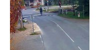 A részeg bringás letörte a sorompót, integetett egyet, majd a száguldó vonat előtt áttekert a síneken – videó