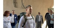  Magyar Péter a Bazilika lépcsőjén aláírta az Orbán ellen tett feljelentést, majd gyalog indul Nagyváradra  