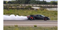 Majdnem elfüstölt egy rendezvényen a Koenigsegg 350 km/s tempóra képes hiperautója – videó