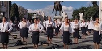 Videó: Vetkőzős flashmobbal tiltakoztak az állásukat vesztett stewardessek Rómában  
