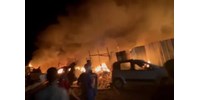  Lángokban áll egy rafahi menekülttábor az izraeli támadás után, legalább 35-en meghaltak  