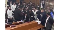  Ortodox zsidó fiatalok csaptak össze a rendőrséggel egy New York-i zsinagógában – videó  