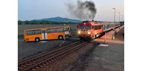  869 buszt vesz a MÁV  