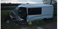  18 határsértőt találtak a Szarvasnál villanyoszlopnak ütközött furgonban  