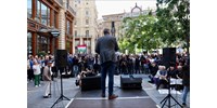  „Kilenc napja Oroszországban ébredtünk” – a Ferenciek terén tüntetnek Hadházyék  