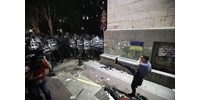  Könnygázzal mentek neki a grúz rohamrendőrök a külföldi ügynökökről szóló törvény elfogadása ellen tüntetőknek  
