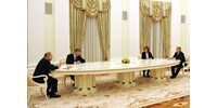  Igazán ?bensőségesen?, egy hosszú, nagyon hosszú asztal két végéről tárgyal egymással Orbán és Putyin  