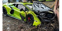 Átadás előtt tankolni vitték a vadonatúj Lamborghinit, roncshalmaz lett belőle