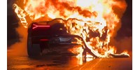 Autópályán égett porrá egy 200 millió forintos Lamborghini Revuelto